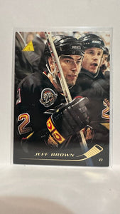 #29 Jeff Brown Vancouver Canucks 95-96 Pinnacle Hockey Card