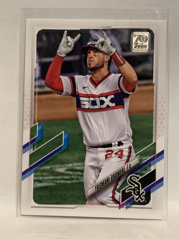 #524 Yasmani Grandal Chicago White Sox 2021 Topps Series 2 Baseball Card